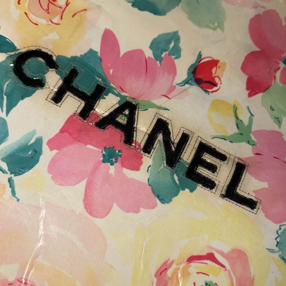 Preloved Chanel white floral vinyl tote bag has a clear plastic resin handles. - Picture 3 of 15